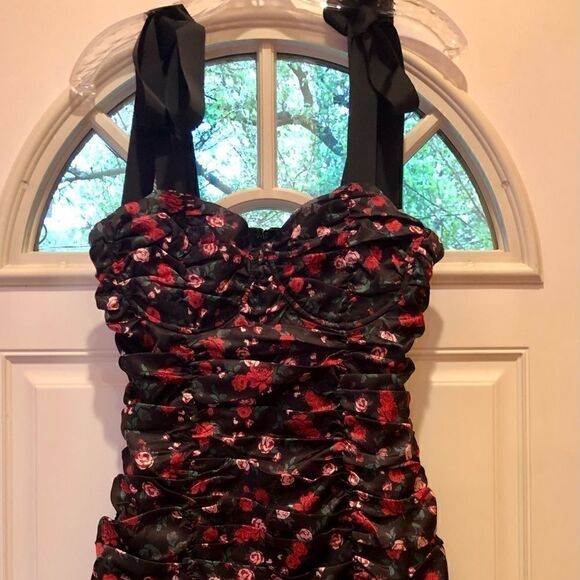 FASHION NOVA SEND ME ROSES BODY CON RUCHED MINI DRESS M NWT - Picture 6 of 14